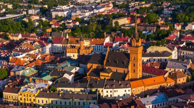 Tarnow, Küçük Polonya 'daki Eski Şehir Katedrali ve pazar meydanı manzarası. Hava aracı görünümü