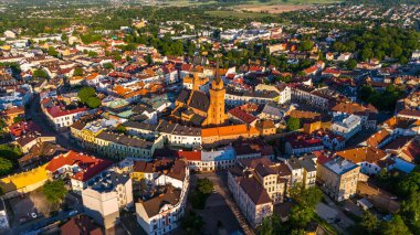 Tarnow, Küçük Polonya 'daki Eski Şehir Katedrali ve pazar meydanı manzarası. Hava aracı görünümü