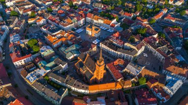Tarnow, Küçük Polonya 'daki Eski Şehir Katedrali ve pazar meydanı manzarası. Hava aracı görünümü