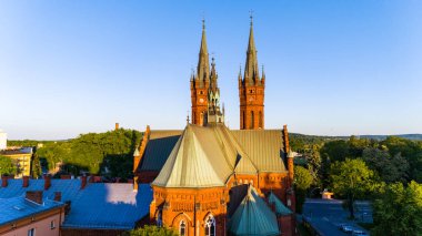 Tarnow kasabasının hava aracı görüntüsü, Polonya. Kutsal Aile Kilisesi.