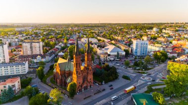 Tarnow kasabasının hava aracı görüntüsü, Polonya. Kutsal Aile Kilisesi.
