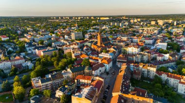 Tarnow kasabasının hava aracı görüntüsü, Polonya. Kutsal Aile Katedrali Kilisesi.