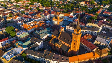 Tarnow, Küçük Polonya 'daki Eski Şehir Katedrali ve pazar meydanı manzarası. Hava aracı görünümü