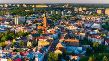 Tarnow kasabasının hava aracı görüntüsü, Polonya. Kutsal Aile Katedrali Kilisesi.
