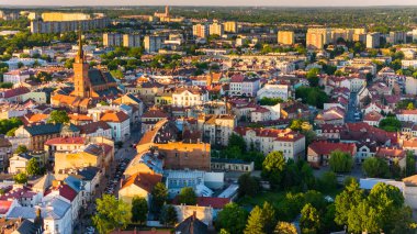 Tarnow kasabasının hava aracı görüntüsü, Polonya. Kutsal Aile Katedrali Kilisesi.