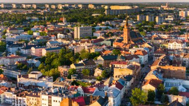Tarnow kasabasının hava aracı görüntüsü, Polonya. Kutsal Aile Katedrali Kilisesi.