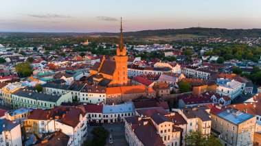 Tarnow kasabasının hava aracı görüntüsü, Polonya. Kutsal Aile ve Pazar Meydanı Katedral Kilisesi.