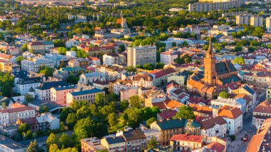 Tarnow kasabasının hava aracı görüntüsü, Polonya. Kutsal Aile Katedrali Kilisesi.