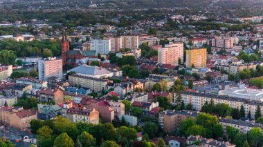 Tarnow kasabasının hava aracı görüntüsü, Polonya. Kutsal Aile Kilisesi.