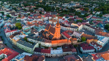 Tarnow kasabasının hava aracı görüntüsü, Polonya. Kutsal Aile ve Pazar Meydanı Katedral Kilisesi.