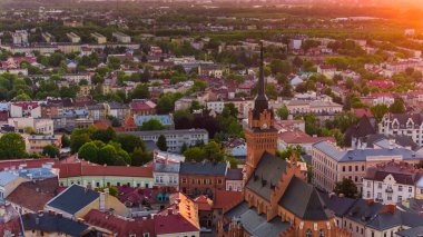 Tarnow kasabasının hava aracı görüntüsü, Polonya. Kutsal Aile ve Pazar Meydanı Katedral Kilisesi.
