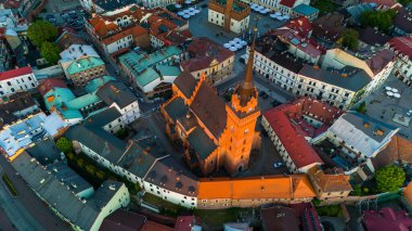 Tarnow kasabasının hava aracı görüntüsü, Polonya. Kutsal Aile ve Pazar Meydanı Katedral Kilisesi.