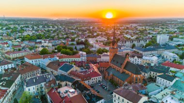 Tarnow kasabasının hava aracı görüntüsü, Polonya. Kutsal Aile ve Pazar Meydanı Katedral Kilisesi.