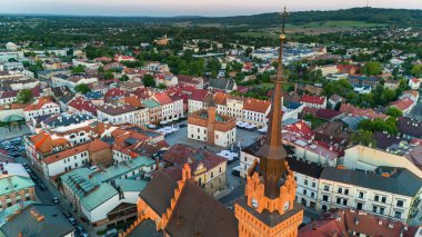 Tarnow kasabasının hava aracı görüntüsü, Polonya. Kutsal Aile ve Pazar Meydanı Katedral Kilisesi.