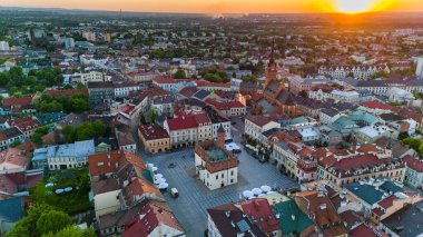 Tarnow kasabasının hava aracı görüntüsü, Polonya. Pazar Meydanı Belediye Binası.