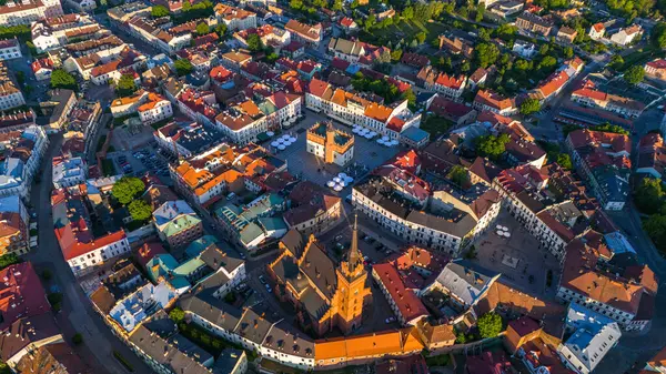 Tarnow, Küçük Polonya 'daki Eski Şehir Katedrali ve pazar meydanı manzarası. Hava aracı görünümü