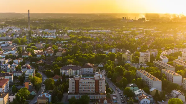 Polonya 'nın küçük Polonya kentindeki Tarnow şehrinin hava aracı şehri gün batımında.
