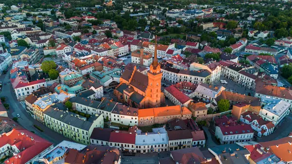 Tarnow kasabasının hava aracı görüntüsü, Polonya. Kutsal Aile ve Pazar Meydanı Katedral Kilisesi.
