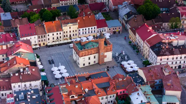 Tarnow kasabasının hava aracı görüntüsü, Polonya. Pazar Meydanı Belediye Binası.