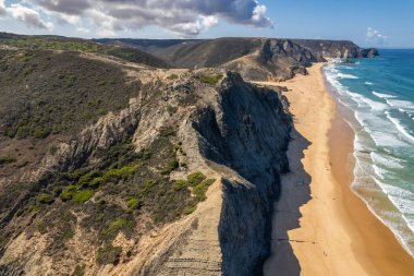 Portekiz, Algarve 'deki Cordoama Sahili' nin çarpıcı hava aracı görüntüsü