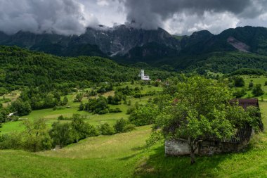 Slovenya Manzarasında İdilik Dreznica Köyü ve Yüksek Krn Dağı