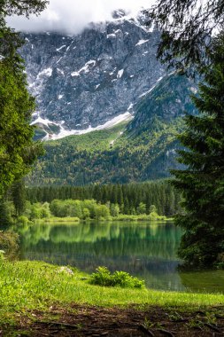 İtalya 'da yaz boyunca Fusine Gölü' nün Huzurlu Güzelliği