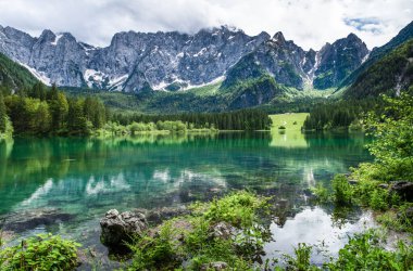 İtalya 'da yaz boyunca Fusine Gölü' nün Manzaralı Güzelliği