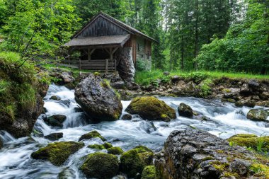 Avusturya Gollinger Şelalesi 'ndeki su değirmeni