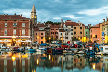 Adriyatik Denizi Akşam Işığından Resimli Izola Kasabası