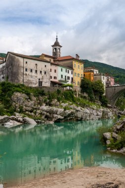 Slovenya 'nın Soca Nehri kıyısında Büyüleyici Kanal na Soci