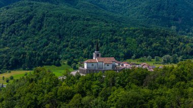 Slovenya 'nın Kobarid kentindeki İtalyan Mezarlık Evi Yüksek İrtifa Drone Görünümü