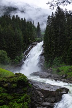 Avusturya 'nın Yaz sezonunda Krimmml Şelalesi' ni keşfetmek