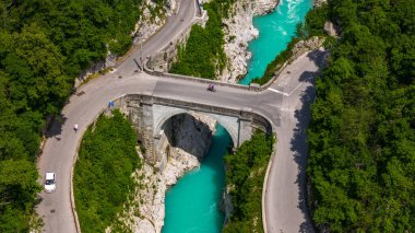 Slovenya 'nın Turkuaz Soca Nehri üzerindeki Napolyon Köprüsünü Yakalayan İnsansız Hava Aracı Görüntüsü