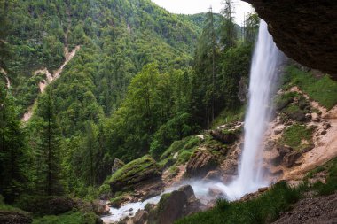 Slovenya, Triglav Ulusal Parkı 'nda Pericnik Şelalesinin Güzelliğini Keşfedin