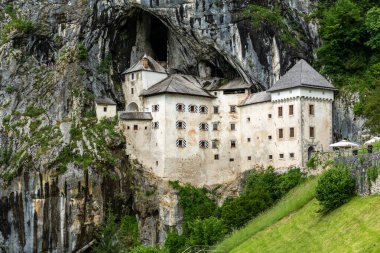 Majestic Predjama Şatosu: Slovenya Kayasına Orta Çağ Kalesi