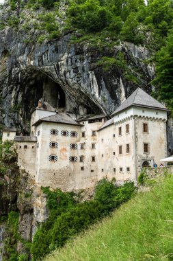 Güzel Predjama Şatosu: Slovenya kayasına Ortaçağ Hazinesi oyuldu