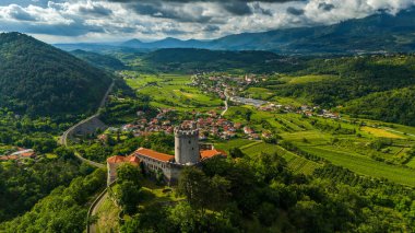 Ortaçağ Rihemberk Şatosu Sloven Manzarasında Branik Bakıyor