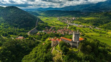 Slovenya 'nın Picturesque Branik kentindeki bir Hilltop' a Rihemberk Kalesi dayatmak