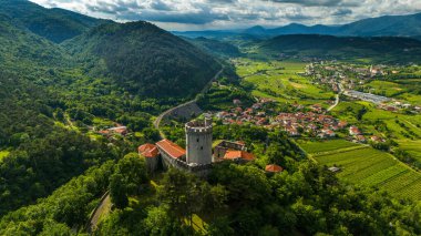 Tarihi Rihemberk Şatosu Branik 'in Güzel Manzarasına Hükmediyor