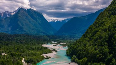 Arka planda Dağlar, Bovec ile Soca Nehri 'nin çarpıcı insansız hava aracı çekimi