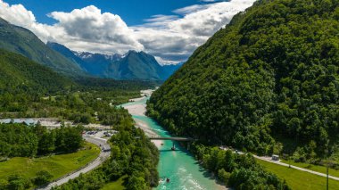 Slovenya 'nın Bovec kenti yakınlarındaki Soca Nehri ve Dağlarının Manzaralı Hava Görüntüsü