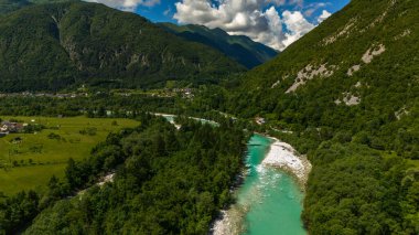 Sloven Bovec 'te Soca Nehri ve Dağlarının Nefes Kesen Hava Manzarası