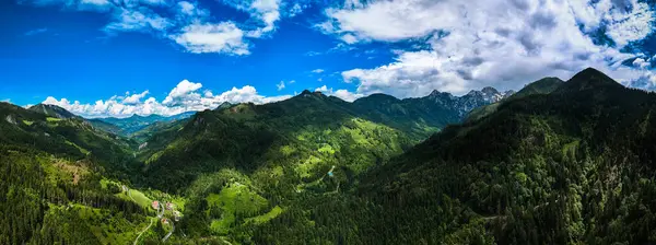 Slovenya 'nın Zgornje Jezersko kentindeki Resim Dağları ve Manzaralı Görüntüler