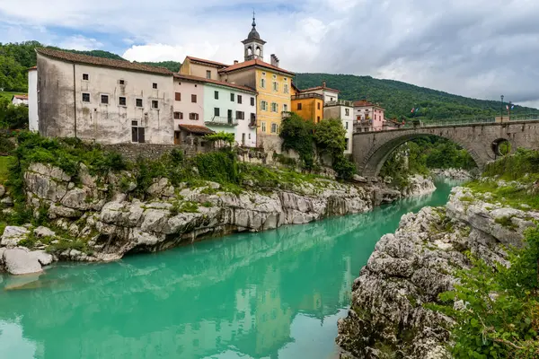 Soca Nehri kıyısındaki Picturesque Kanal na Soci Kasabası