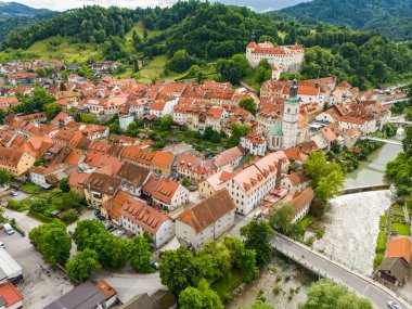 Slovenya 'daki Büyüleyici Skofja Loka Kasabasının Hava Aracı Görünümü