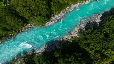 Slovenya 'daki Soca Nehri' nin yaz mevsiminde hava aracı görüntüsü
