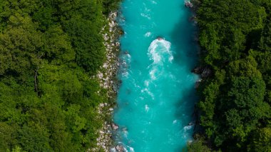 Slovenya 'daki Soca Nehri' nin Manzaralı Yaz Uçağı Görüntüsü
