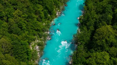 Slovenya 'nın Soca Nehri' nin Yazın Muhteşem Hava Aracı Görüntüsü
