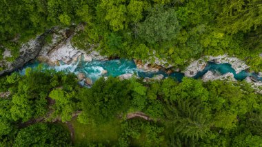 Slovenya 'daki Soca Nehri' nin yaz mevsiminde hava aracı görüntüsü
