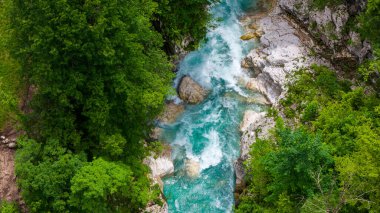 Slovenya 'daki Soca Nehri' nin yaz mevsiminde hava aracı görüntüsü